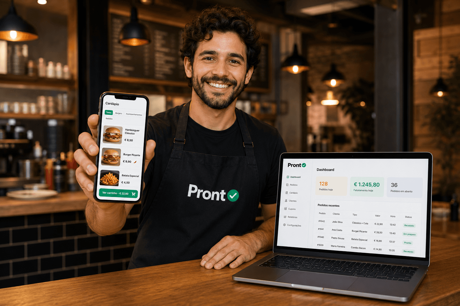 Dono de restaurante a usar o Pronto no telemóvel e no computador